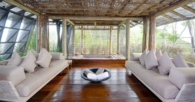 überdachte terrasse holzboden sofa relaxen opium villa