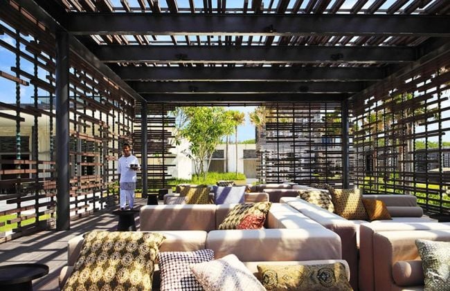 Alila Ferienvillen in Bali holz pergola terrasse lounge
