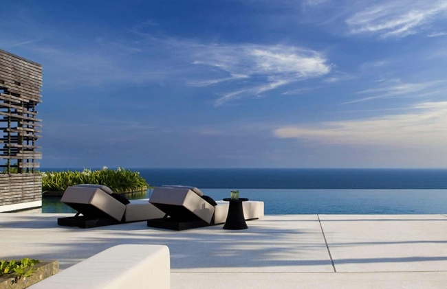 Alila Ferienvillen Bali infinity pool horizont meer terrasse liegen