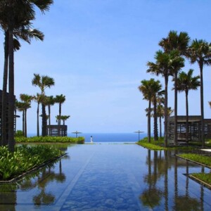 Alila-Ferienvillen-Bali-infinity-pool-palmen-meerblick
