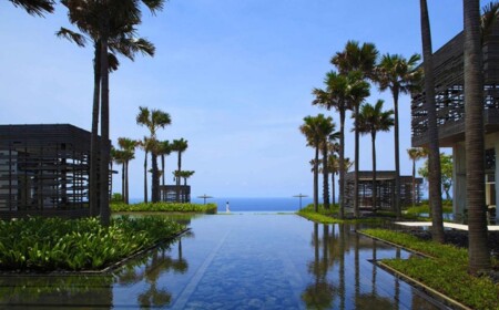 Alila-Ferienvillen-Bali-infinity-pool-palmen-meerblick
