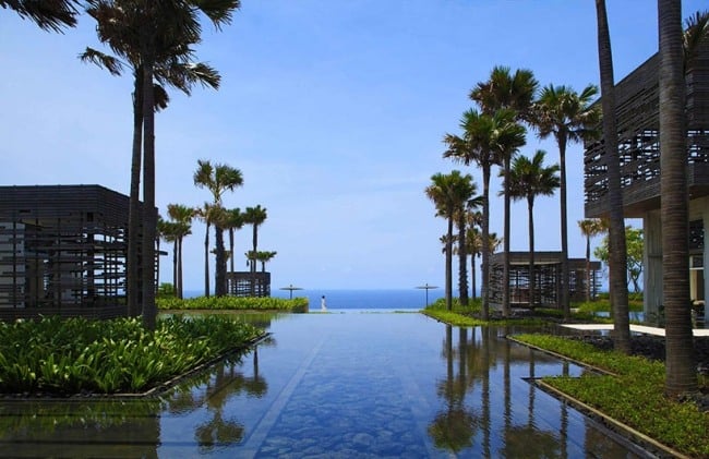 Alila Ferienvillen Bali infinity pool palmen meerblick