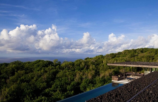 Alila Ferienhäuser Bali infinity pool terrassen waldlandschaft