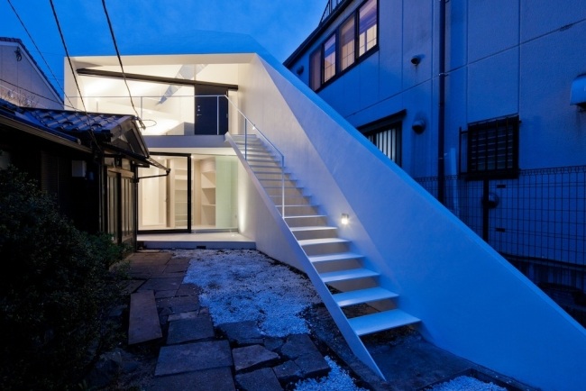 Asymmetrisch Baukörper-weiß Exterieur-minimalistisch Außentreppe-Beleuchtung indirekt