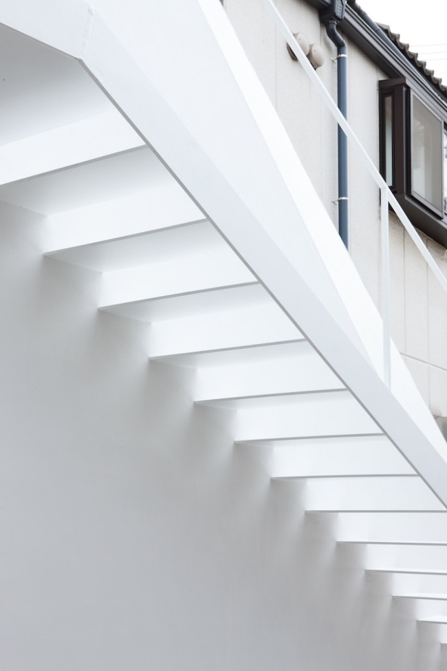 Außentreppe Weiß-minimalistisch Tokio Arrow-Haus Design