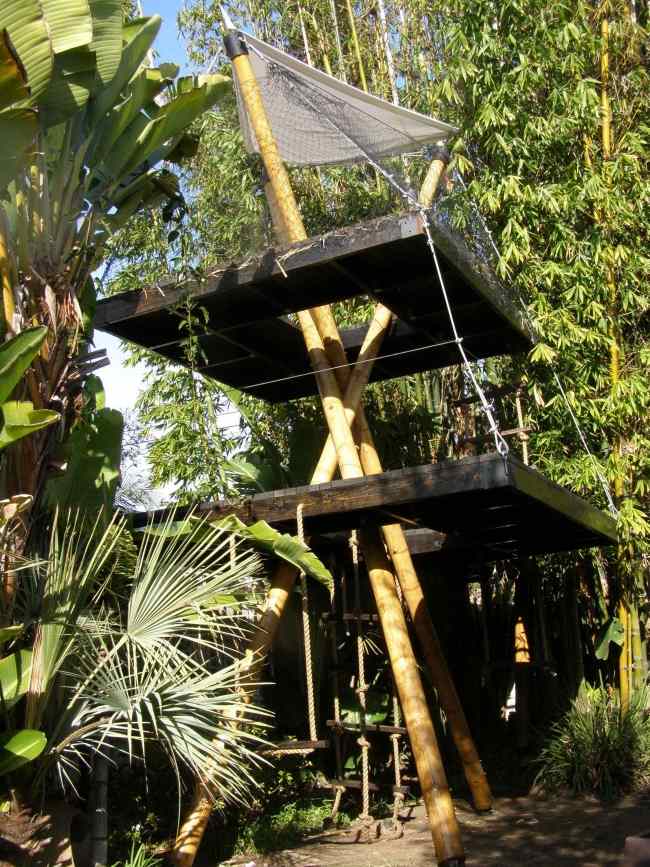 Bambus Haus auf Stelzen bauen Bamboo-Tripod Kinderspielplatz