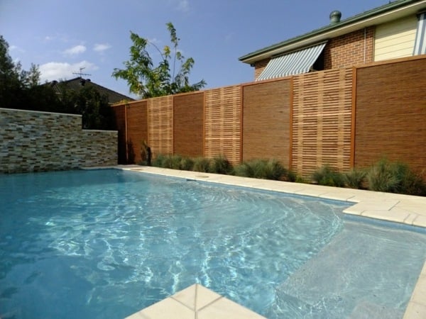 Bambus Sichtschutz Garten Gestaltung modernes Design Schwimmbecken