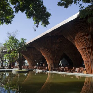 Cafe Vietnam Teich Bambus Holz Flachdach