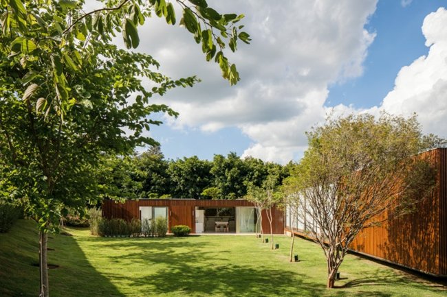 Einfamilienhaus Holzfassade Rasen Bäume moderne Architektur