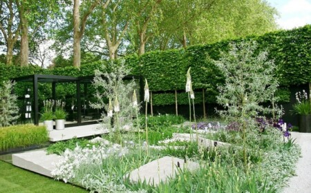 Garten Gestaltung Regenwasser sparen Pergola Hecke passende Pflanzen