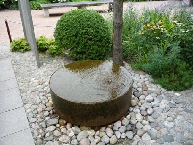 Regenwasser Fluss Steine Sträucher modernes Design