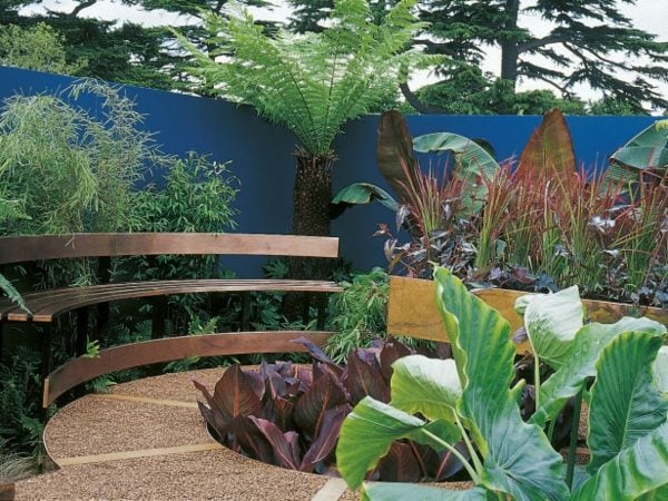 Gartenmauer blau Pflanzen Sichtschutz Sitzbank