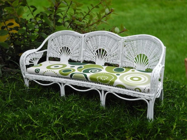Gartenmöbel aus Polyrattan sitzbank weiß sitzkissen grüne muster