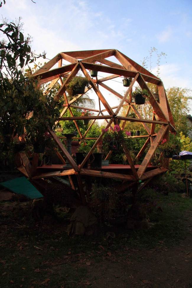 GeoEast Gartenlaube Kugel-Form-Holz Struktur offen