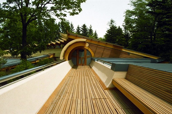 Haus mit Dachterrasse-Holzdeck Sitzbank Rundfenster