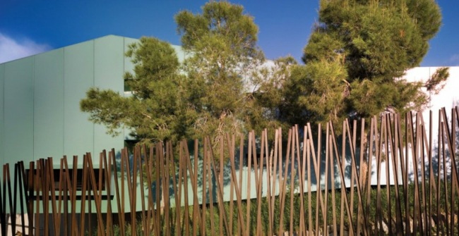 Garten moderne Gestaltung Bäume minimalistisches Architektenhaus
