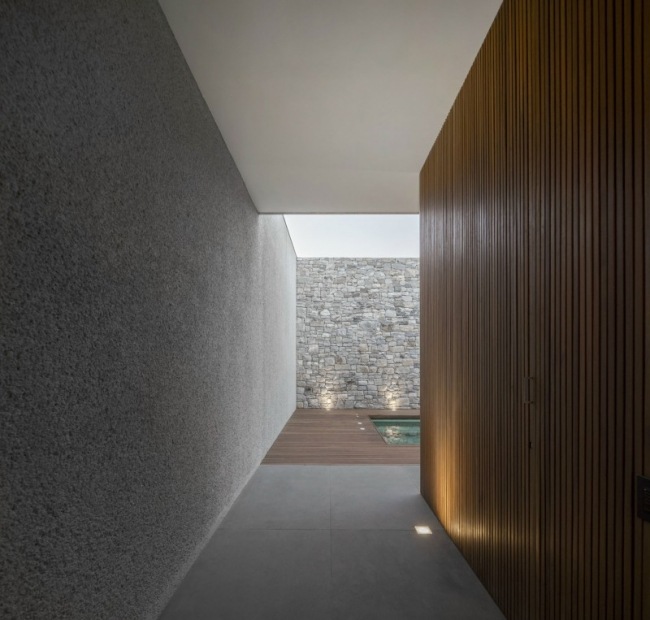 Holzdeck mit Pool-Beleuchtung Flur minimalistisches Haus Brasilien