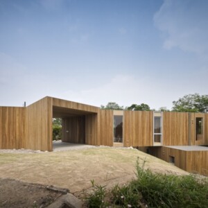 Holzhaus Flachdach-im Wald gebaut modern