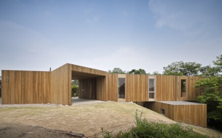 Holzhaus Flachdach-im Wald gebaut modern