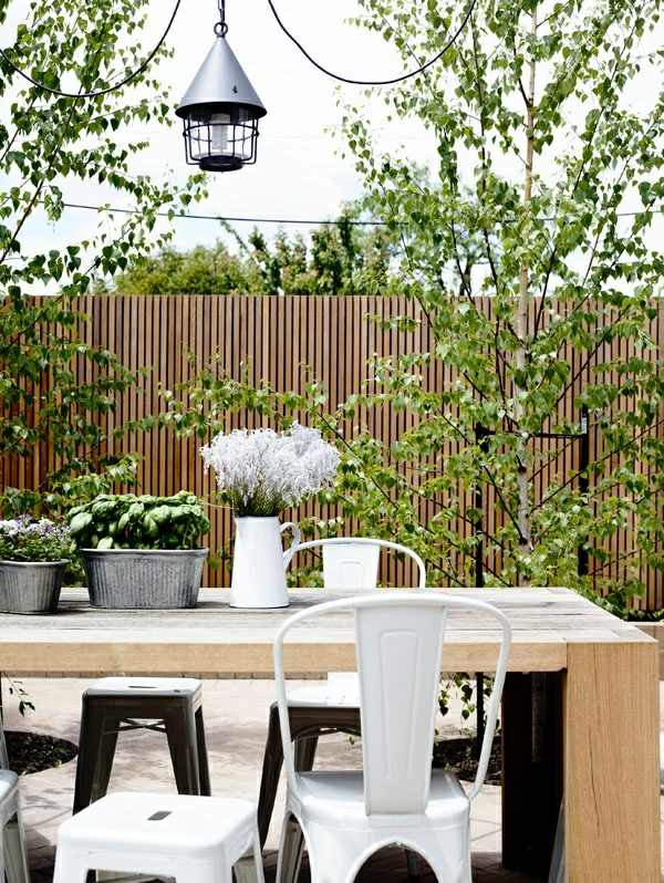 schickes Design Kleingarten Sitzplatz Tisch