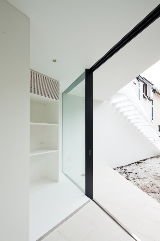 Japanisches Haus puristisch Außentreppe-weiß Glaswand Innenarchitektur