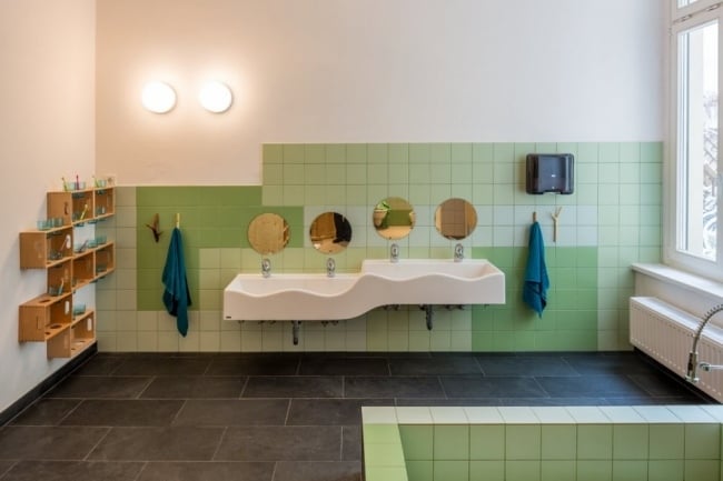 Kindergerechte Einrichtung-Badezimmer grün Fliesen modern