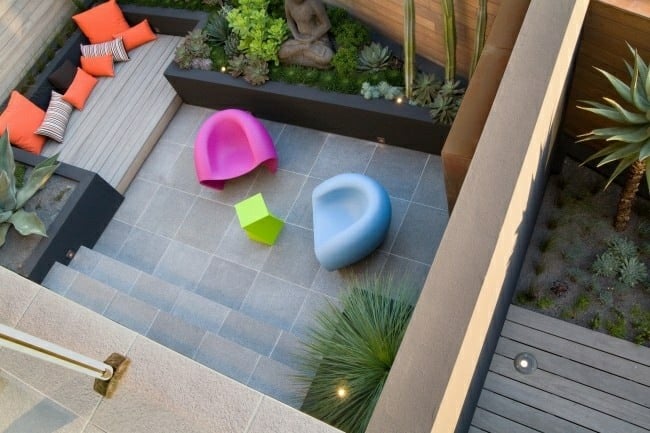 Terrasse Holzzaun Kunststoff Möbel rosa blau