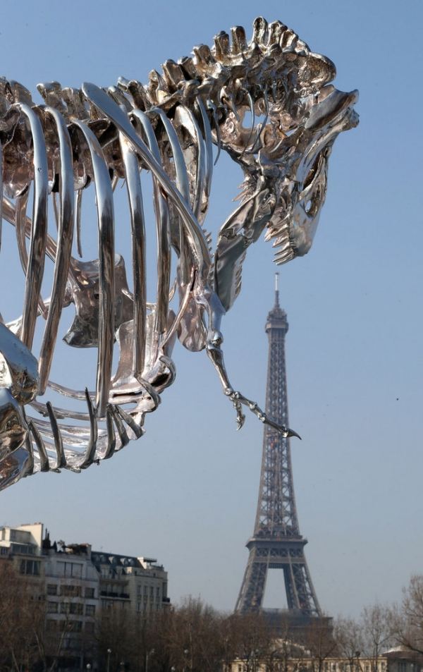 Kunst Installation-Paris-Seine Saurier Park Skulptur chrom