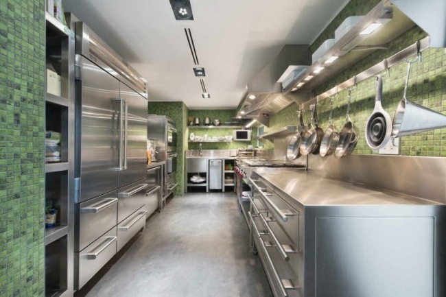 Küche einrichten Edelstahl-Fronten Grün-Mosaikfliesen verlegen