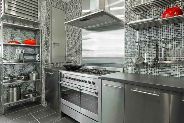 Küche aus Edelstahl mosaik fliesen küchenrückwand hellgrau