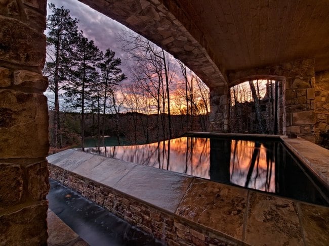 Landhaus Pool Balkon Sonnenuntergang Wasserspiegel