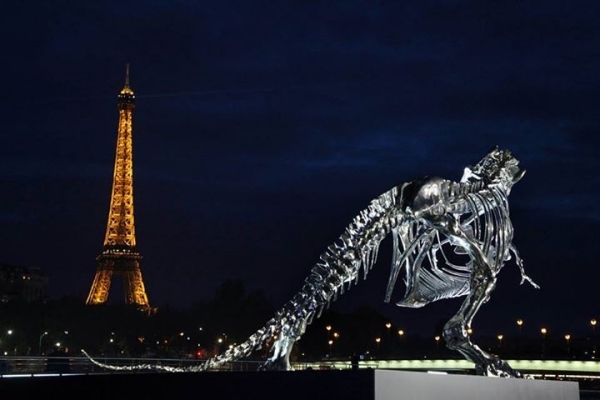 Lebensgroße T-Rex-Skelett Eiffelturm Paris