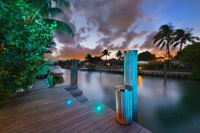Nachtbeleuchtung moderne Villa-am Ozean Miami