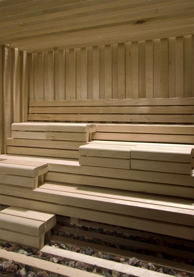 Natürliches Licht beleuchtet Sauna-innere finnisches Design Holz