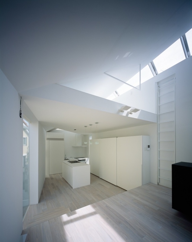 Offene Küche-moderne Ausstattung-Holzbelag Kochinsel Dachfenster