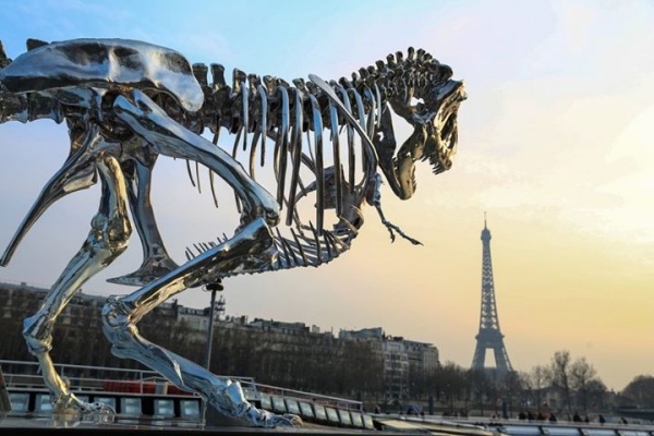 Paris Sehenswürdigkeiten-Eiffelturm Saurier-Silber Struktur Design