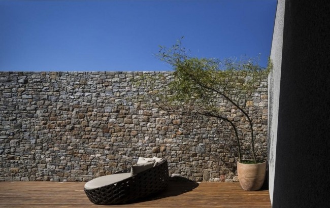 Passives Haus Brasilien-Innenhof Sonnenliege-Sichtschutz Mauer-Naturstein Optik