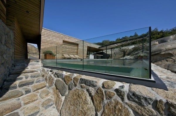 Pool Zaun Steinmauer moderne Haus Fassade