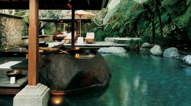 heißes Mineralwasser Pool Bali Urlaub