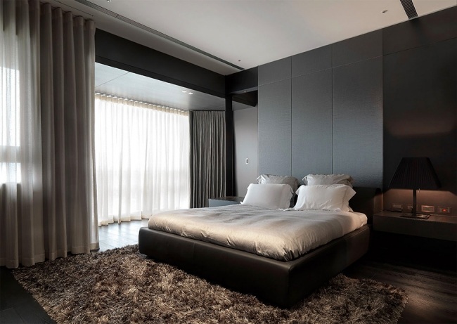 Schlafzimmer klassisches Doppelbett-Schwarze Schränke Vorhänge