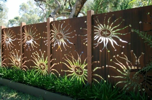 Schmiedeisen Zaun Pflanzen Sonnenmuster cooles Design