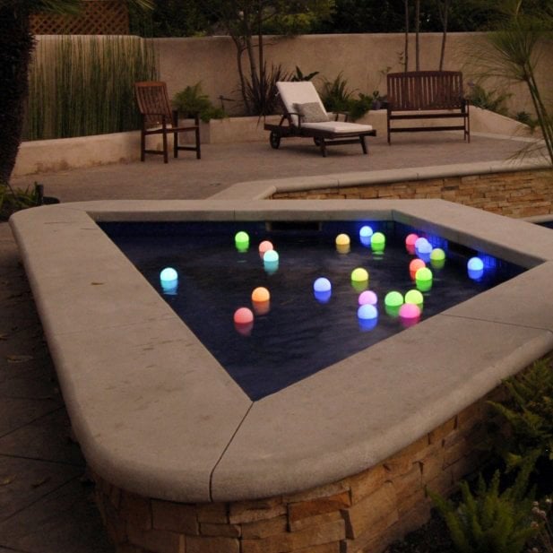Sitzgruppe polyrattan möbel Pool terrasse leuchtende kugel wasser