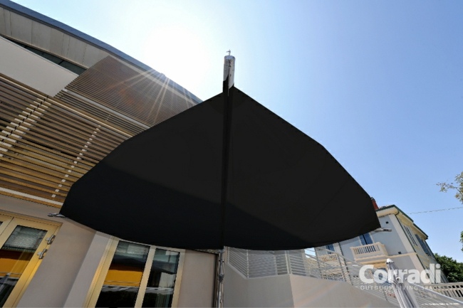 aufrollbar Sonnenschirm Blattform schwarze Farbe Cafe Eingang