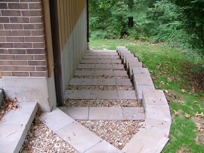 Treppe draußen Beton Kieselsteine modern