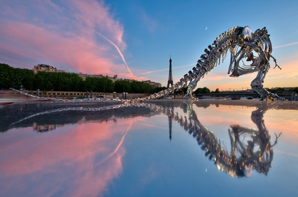 Skulptur Tyrannosaurus Rex-lebensgroß Seine-Fluss Paris-Eiffelturm 
