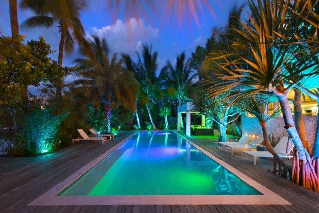 Villa Miami Pool Beleuchtung Farben Palmen Holzdeck Bankirai