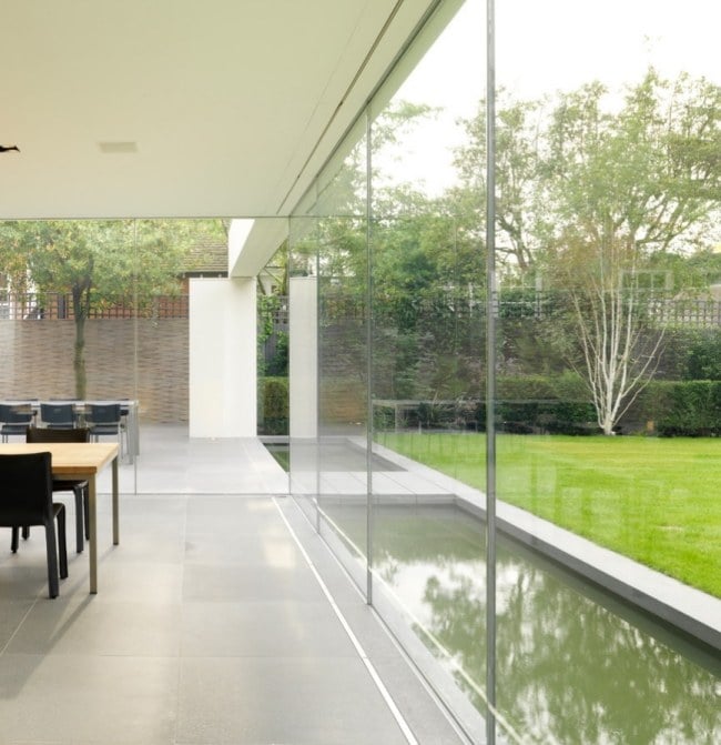 Wassergraben modern Hausfassade-Schiebetür Glas
