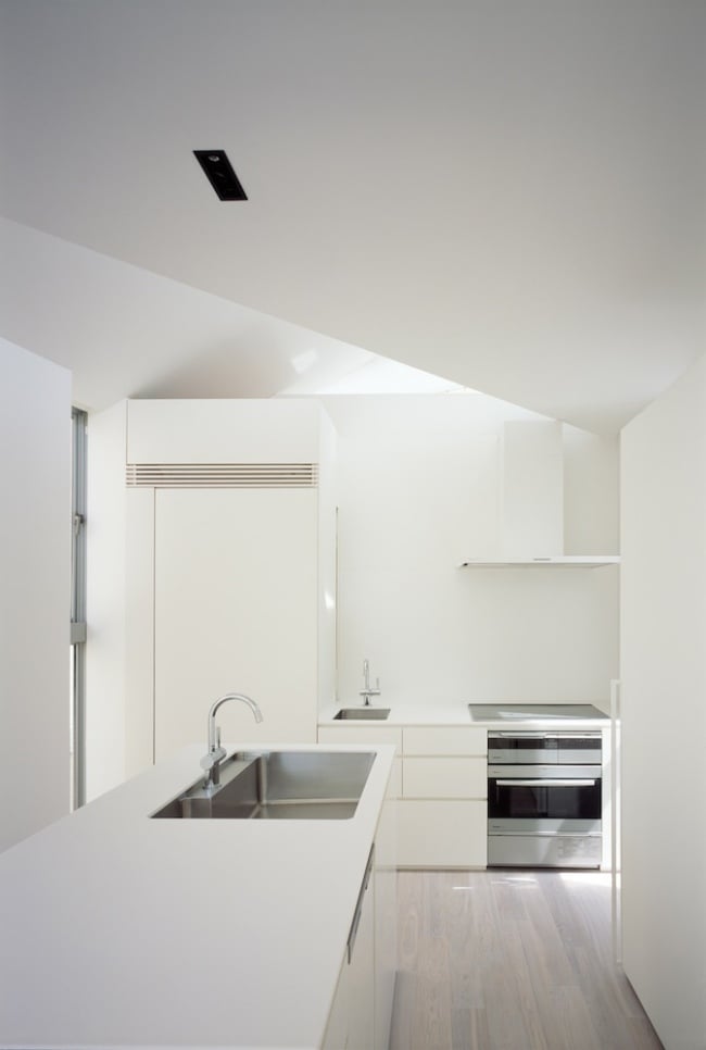 Weiße Küche Kochinsel-minimalistische Umrisse-grifflose Schränke modern