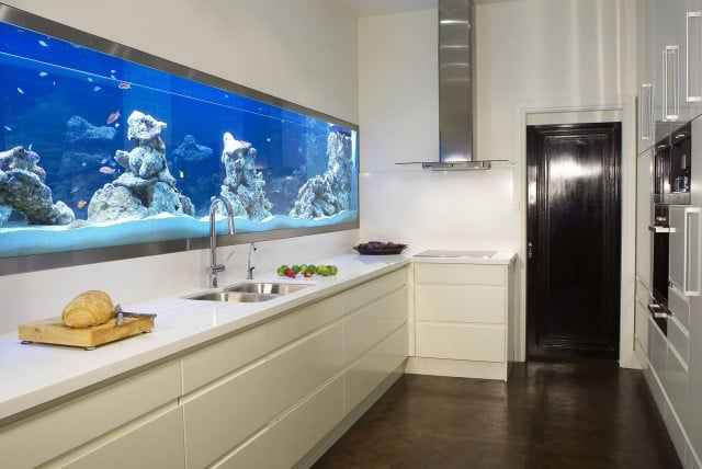 aquarium ideen deko küchenrückwand felsen weiße küchenschränke