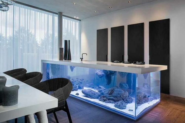 aquarium ideen kuecheninsel platte weiss blau licht